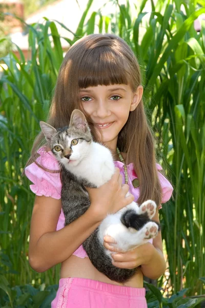 有一只小猫的女孩 — 图库照片
