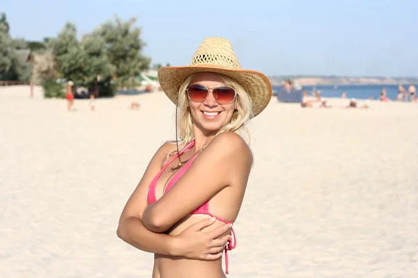 Schöne blonde Mädchen im Bikini am Strand — Stockfoto