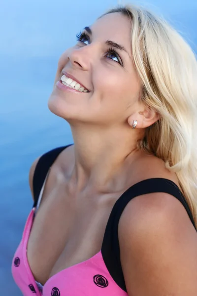 행복 하 게 웃는 금발 소녀 — 스톡 사진