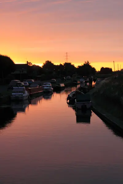 Kanal bei Sonnenaufgang — Stockfoto