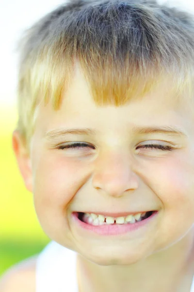 Mały portret chłopca w parku uśmiechający się — Zdjęcie stockowe