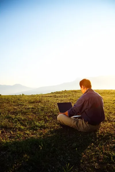 Vrijheid - man met een laptop buiten met copyspace — Stockfoto