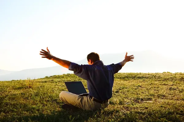 Libertad - Hombre usando un ordenador portátil al aire libre con copyspace — Foto de Stock