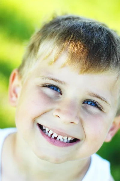 Портрет мальчика в парке улыбается — стоковое фото