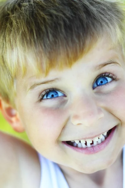 Park gülümseyerek, küçük çocuk portresi — Stok fotoğraf