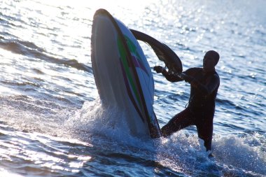 Jet Ski üzerinde adam atlar