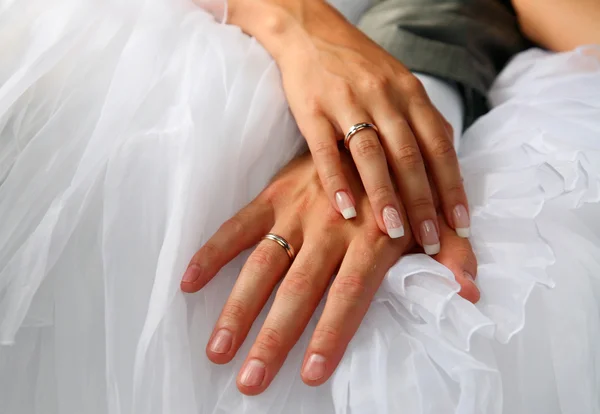 Las manos del novio y la novia — Foto de Stock