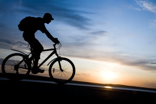 骑自行车者在运动中的剪影 — 图库照片