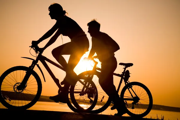Sportowy para na rowery — Zdjęcie stockowe