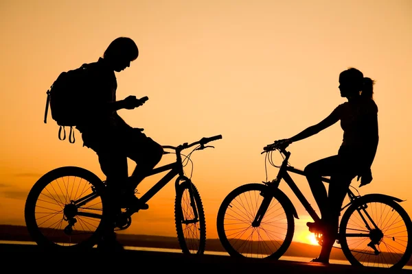 日落大道的两个 bicycler — 图库照片