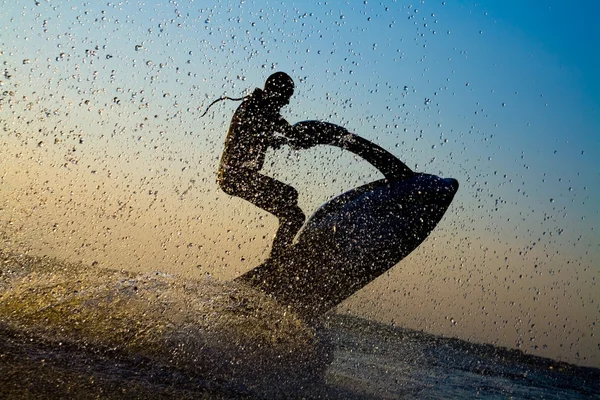 L'homme saute sur le jetski — Photo