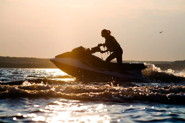 Hermosa chica montando sus motos acuáticas — Foto de Stock