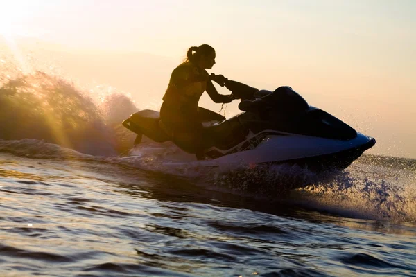 Hermosa chica montando sus motos acuáticas —  Fotos de Stock