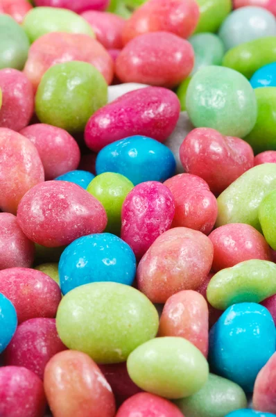 Разноцветные драже падение конфеты . — стоковое фото