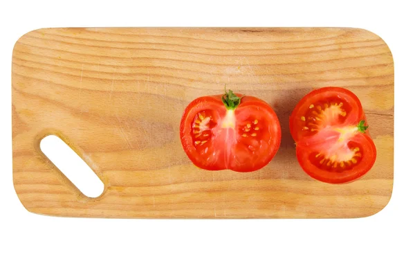 Corte el tomate en tablero de cocina . — Foto de Stock