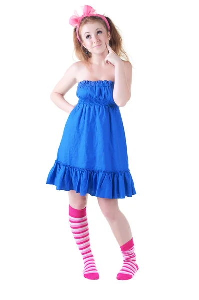 Krásná rusovlasá dívka v tmavě modré letní šaty. — Stock fotografie