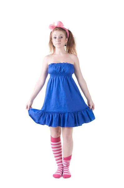 Piękny rudowłosa dziewczyna w ciemno niebieska sukienkę. — Zdjęcie stockowe