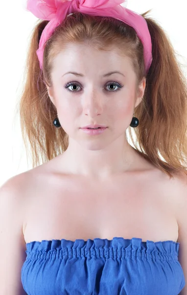 다크 블루 sundress에 아름 다운 빨간 머리 소녀. — 스톡 사진