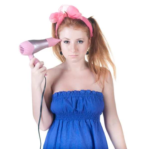Κοκκινομάλλης κορίτσι με το πιστολάκι για τα μαλλιά. — Φωτογραφία Αρχείου