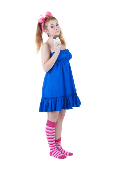 Schöne rothaarige Mädchen in dunkel blau Sommerkleid. — Stockfoto