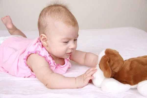 Bebek oyuncakla oynamak — Stok fotoğraf