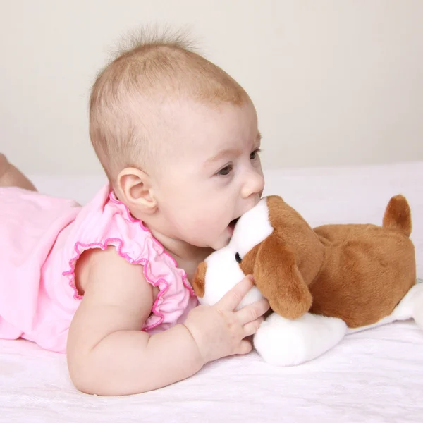 Baby spelen met speelgoed — Stockfoto