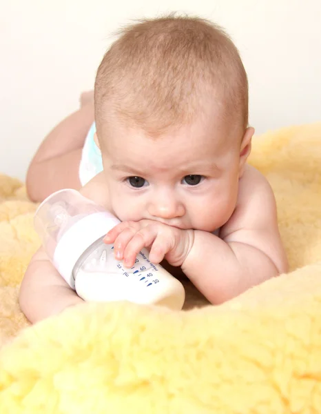 Söt baby med en flaska mjölk — Stockfoto