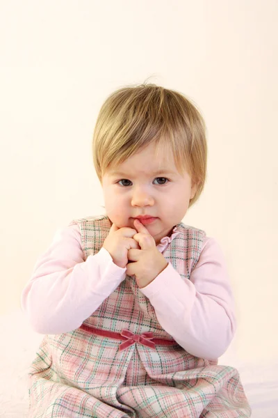 Aranyos baba lány visel rózsaszín ruha — Stock Fotó