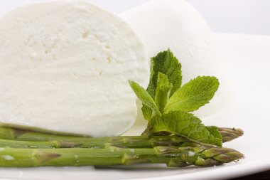 mozzarella ve kuşkonmaz