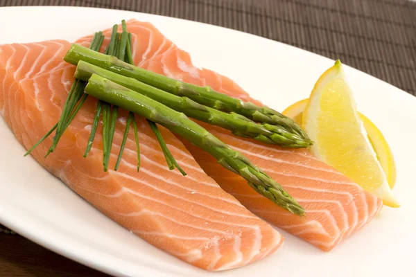 Salmon and asparagus — Stock Photo, Image