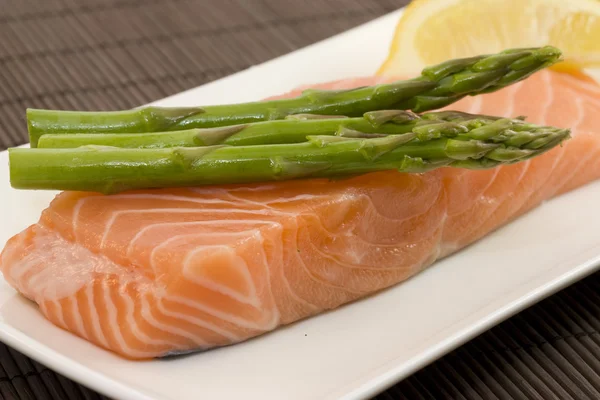 Salmon and asparagus — Stock Photo, Image