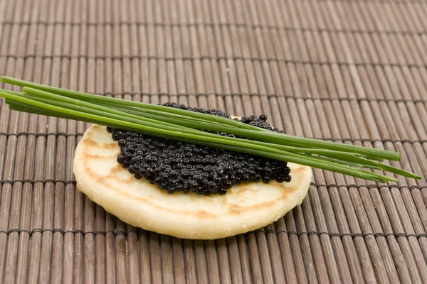 Caviar en panqueque —  Fotos de Stock