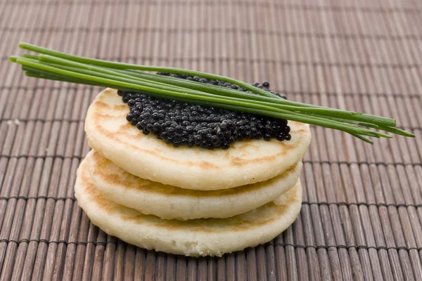 Caviar em panqueca — Fotografia de Stock
