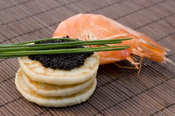 Kaviar och räkor — Stockfoto