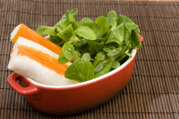 Surimi e salada — Fotografia de Stock