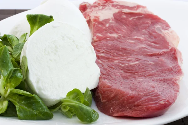 Sığır eti ve mozzarella — Stok fotoğraf