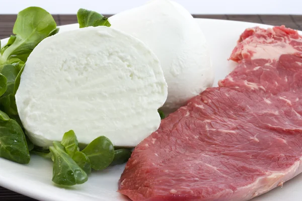 Carne bovina e mozzarella — Foto Stock