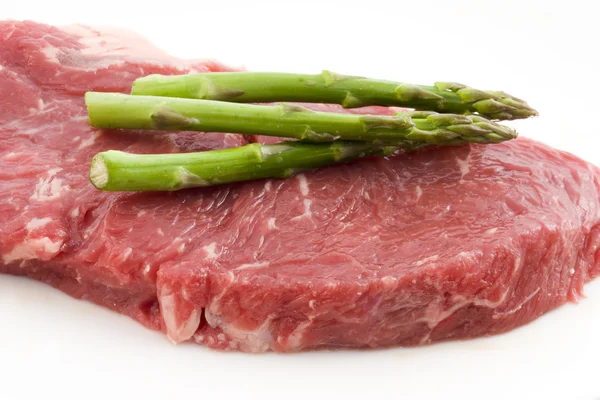 Rew carne bovina e espargos — Fotografia de Stock