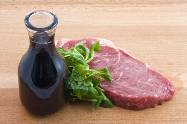 Carne de bovino e vinho crus — Fotografia de Stock
