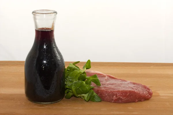 Raw beef and wine — Stockfoto