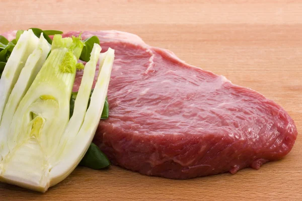 Carne de bovino crua e funcho — Fotografia de Stock