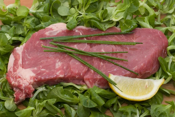 Nötkött och sallad — Stockfoto