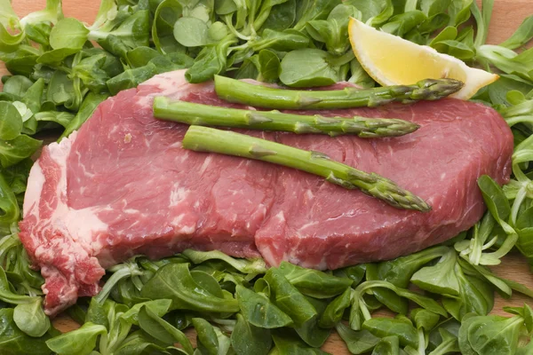 Carne bovina e insalata — Foto Stock