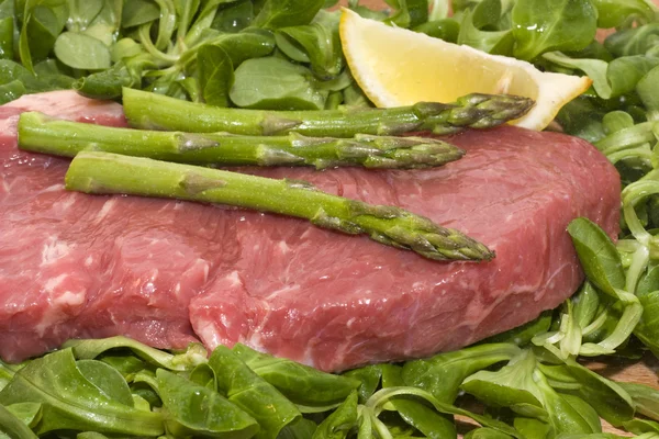 Beef and asparagus — Stock Photo, Image