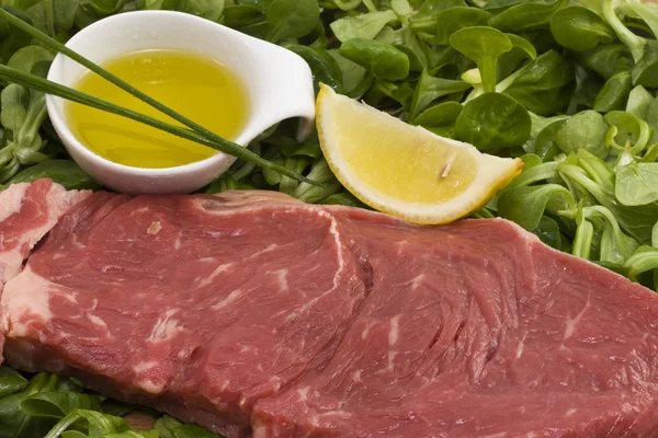Rå nötkött och sallad — Stockfoto