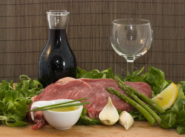 Beef and salad with wine — Stock Photo, Image