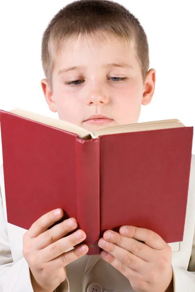 Хорошо одетый мальчик читает книгу — стоковое фото