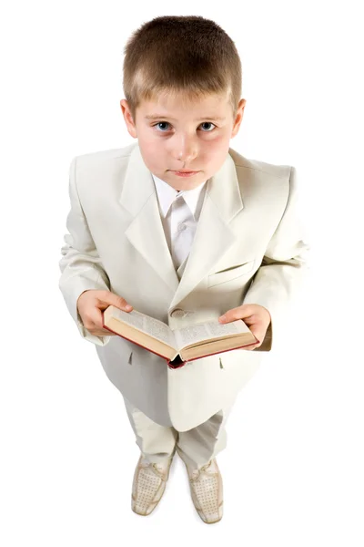 Добре одягнений хлопчик тримає книгу — стокове фото