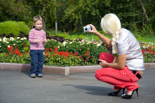 Woman photographed his little son — Stock Photo, Image