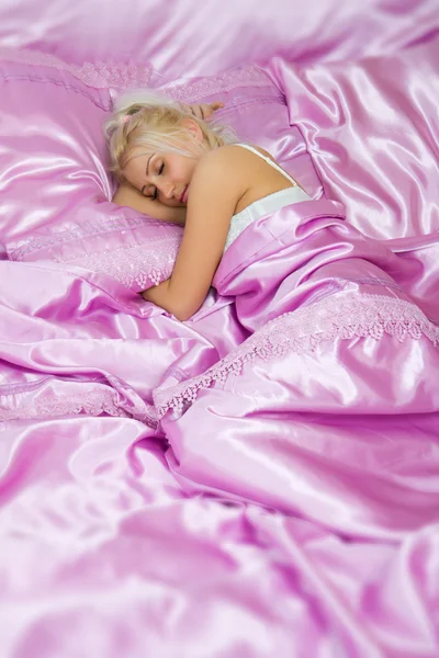 Unga kaukasiska kvinnan sova i sängen — Stockfoto